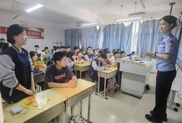 民警与学生进行交流.jpg 民警与学生进行交流.jpg