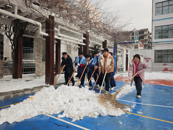 党员干部与老师及值周学生一起清理积雪 (2).jpg 党员干部与老师及值周学生一起清理积雪 (2).jpg