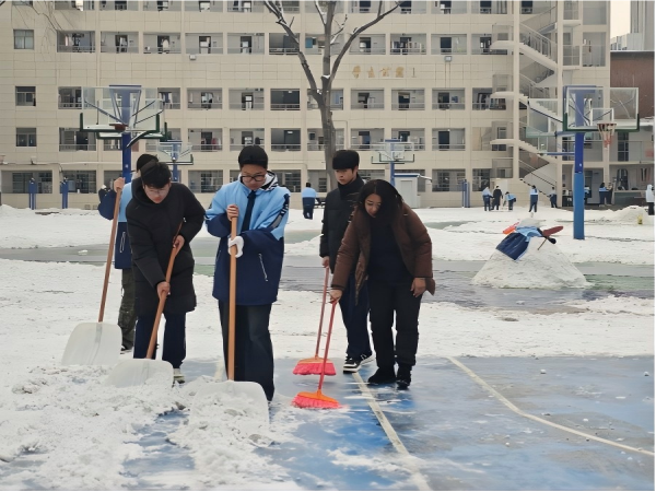 党员干部与值周学生一起清理积雪.png 党员干部与值周学生一起清理积雪.png